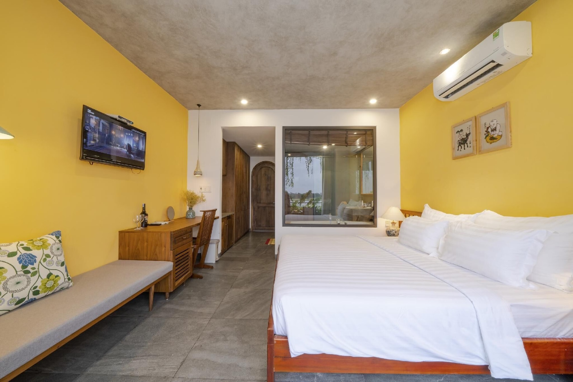 ROOM, KING BED, BALCONY