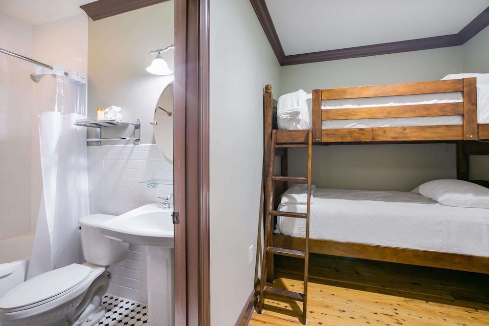 Water Street Hotel & Marina, an Ascend Collection Hotel 10/34