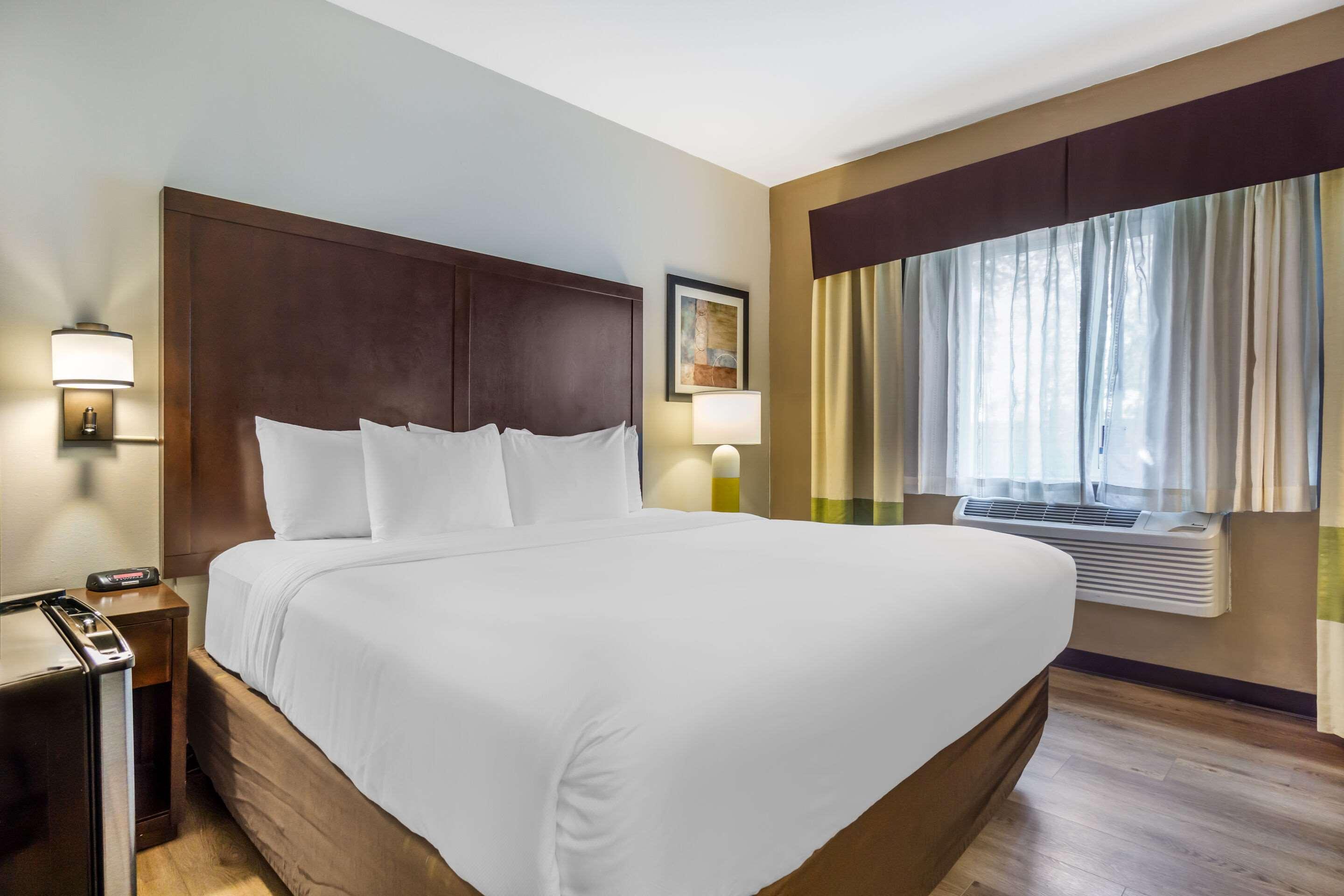 غرفة بسرير كوين
