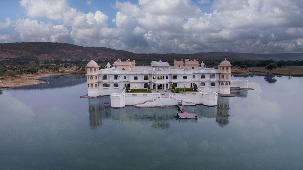 juSTa Lake Nahargarh Palace in Begun
