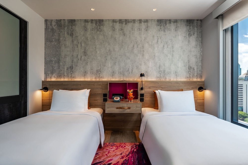 Room, Twin Beds, Skyline View