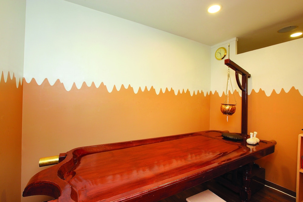 Hotel Holiday Vista 11/25