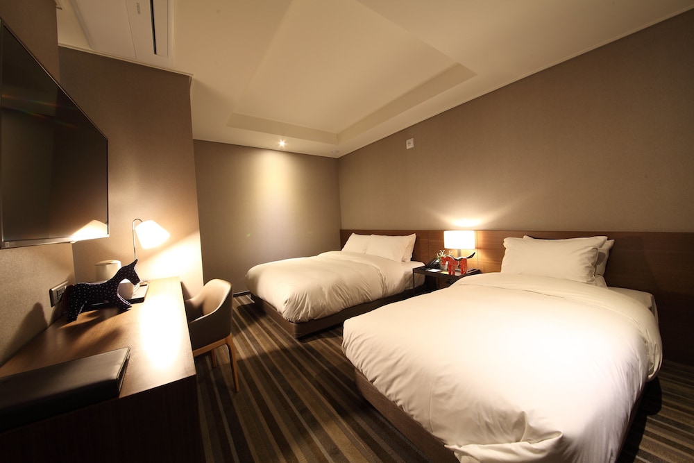 Avon Hotel Gunsan 24/67