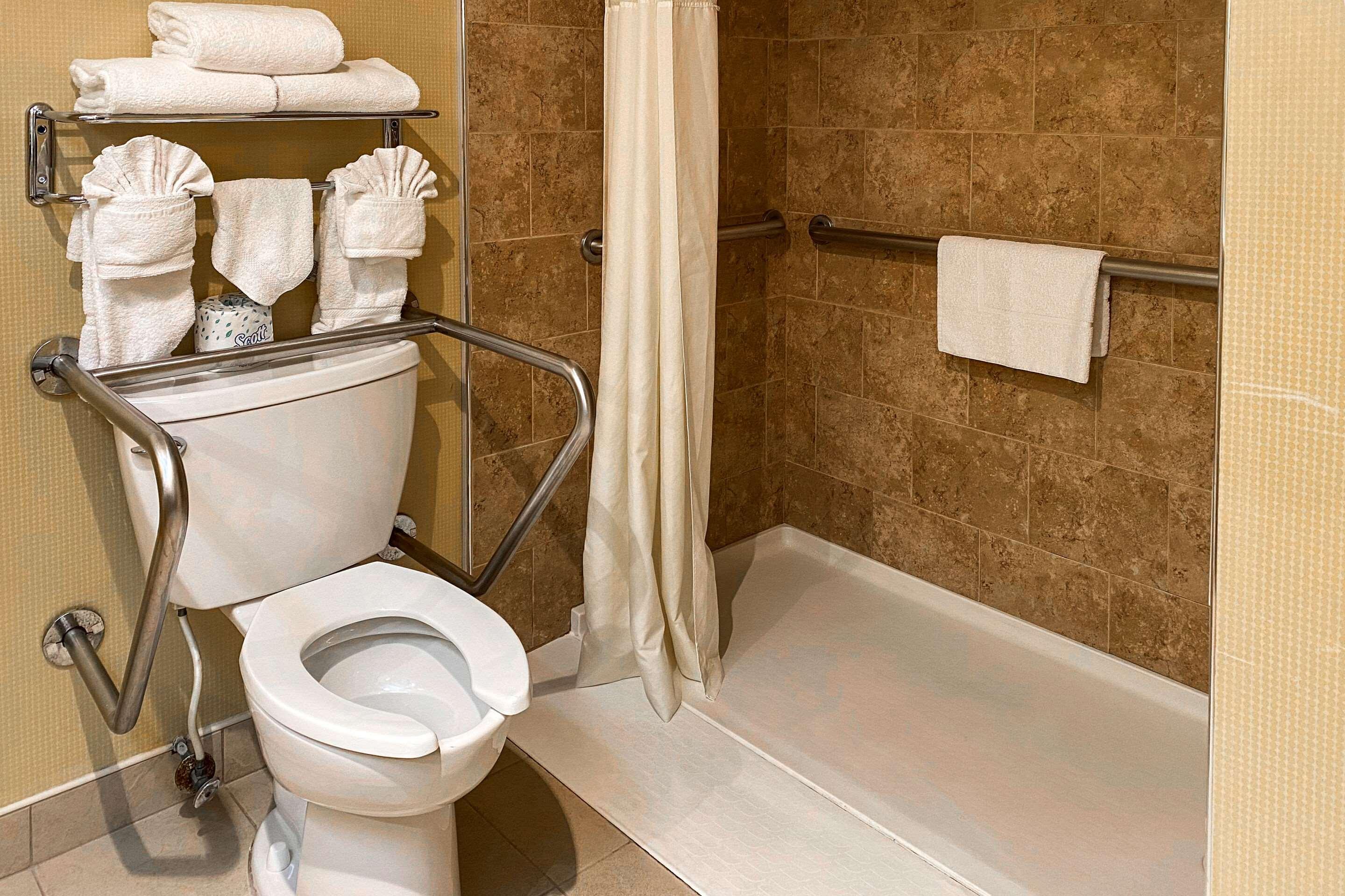 غرفة بسريرين مزدوجين، Clarion Hotel & Conference Center Toms River 2/3