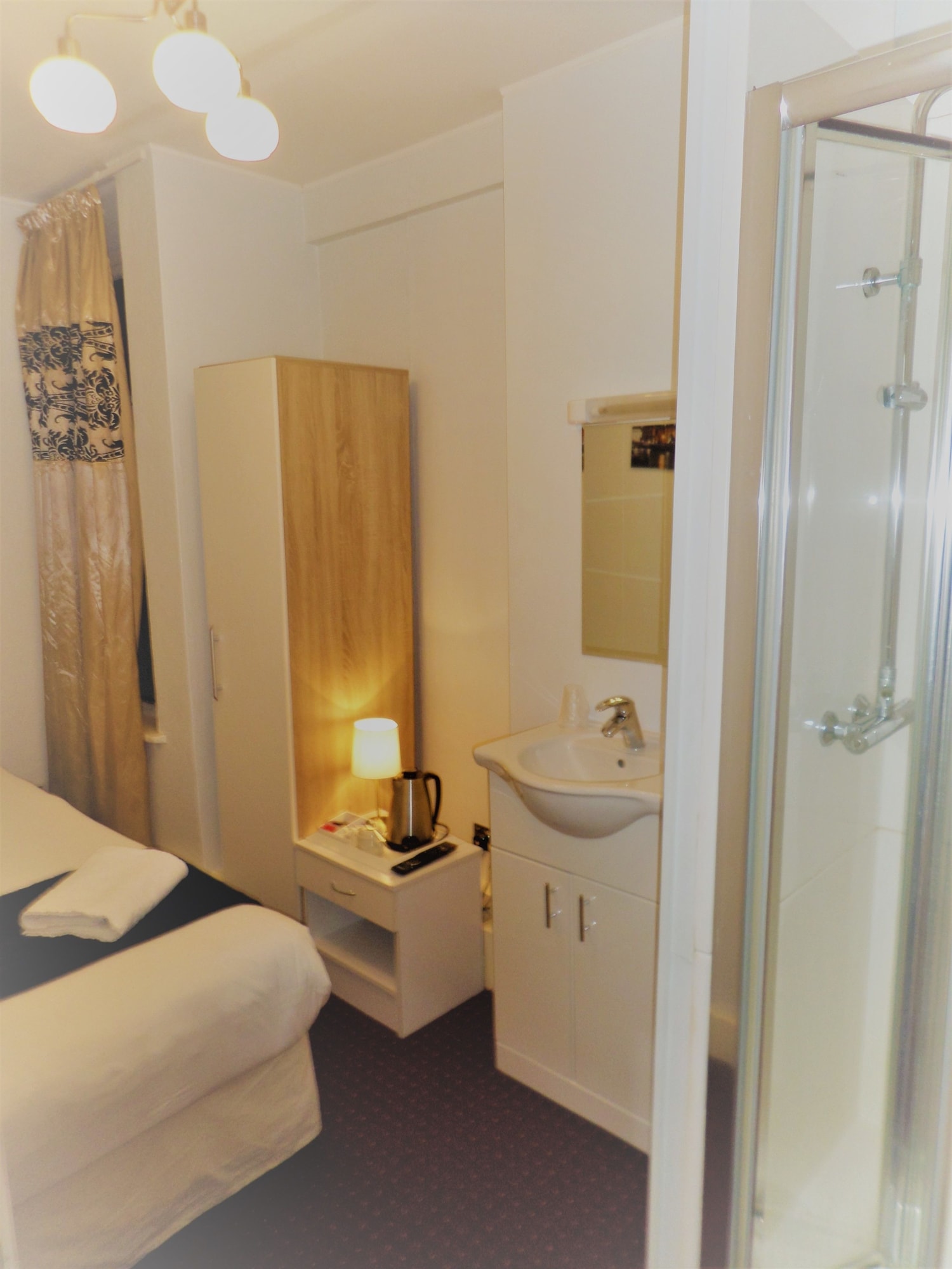 STANDARD, SINGLE, SHARED BATHROOM
