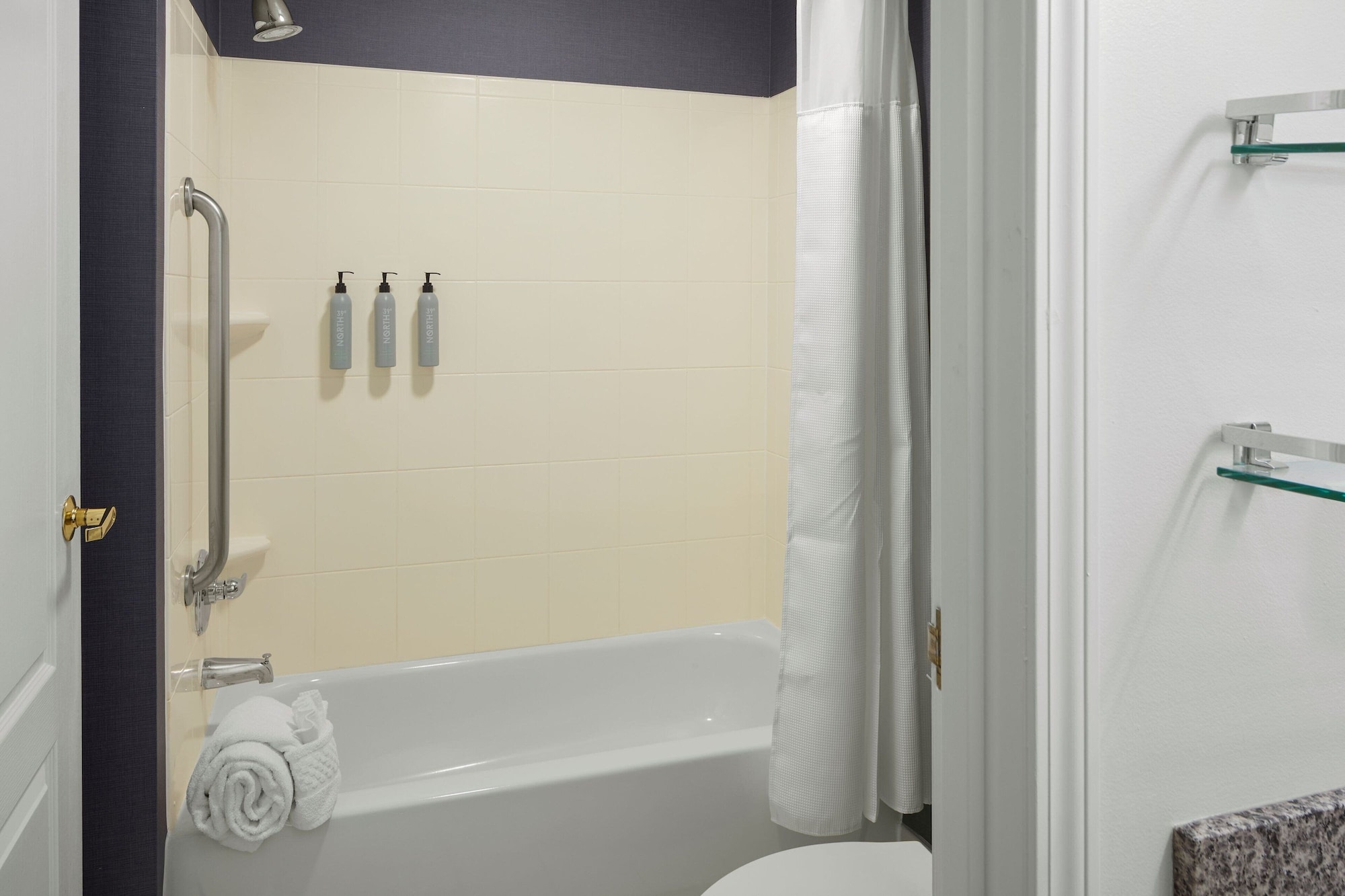 جناح بسرير كوين بغرفة نوم واحدة مع أريكة، Residence Inn Manassas Battlefield Park 4/5