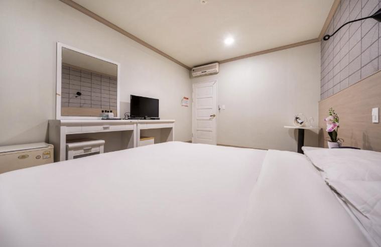 Apple Hotel 6/36