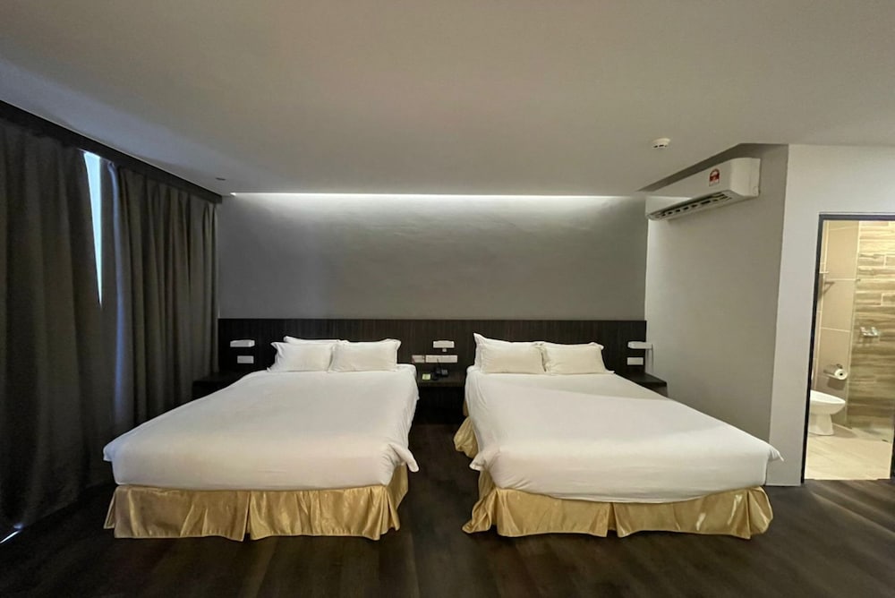 Roxy Hotel Serian 18/40