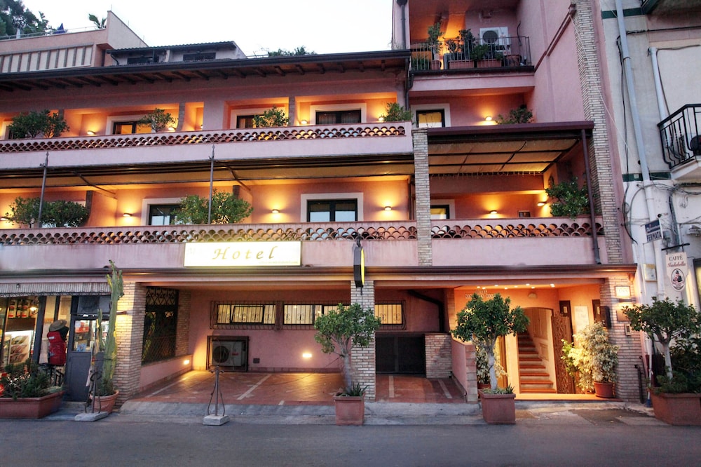 Mendolia Beach Hotel 1/47
