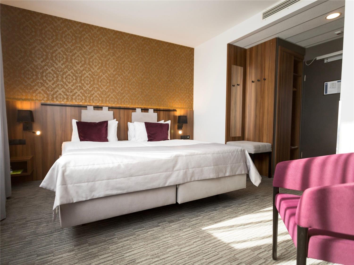 غرفة بسريرين منفصلين مع أريكة، Best Western Hotel Mariacki 3/4