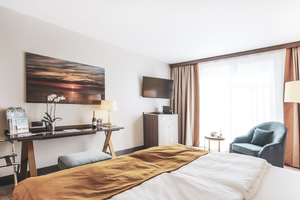 Deluxe, King and Twin Beds