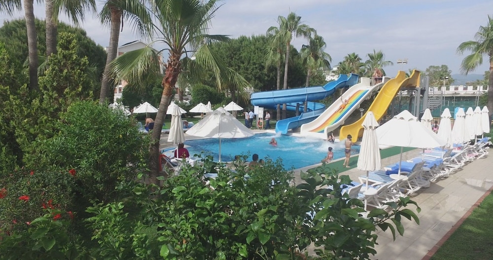 Insula Resort & Spa 33/35
