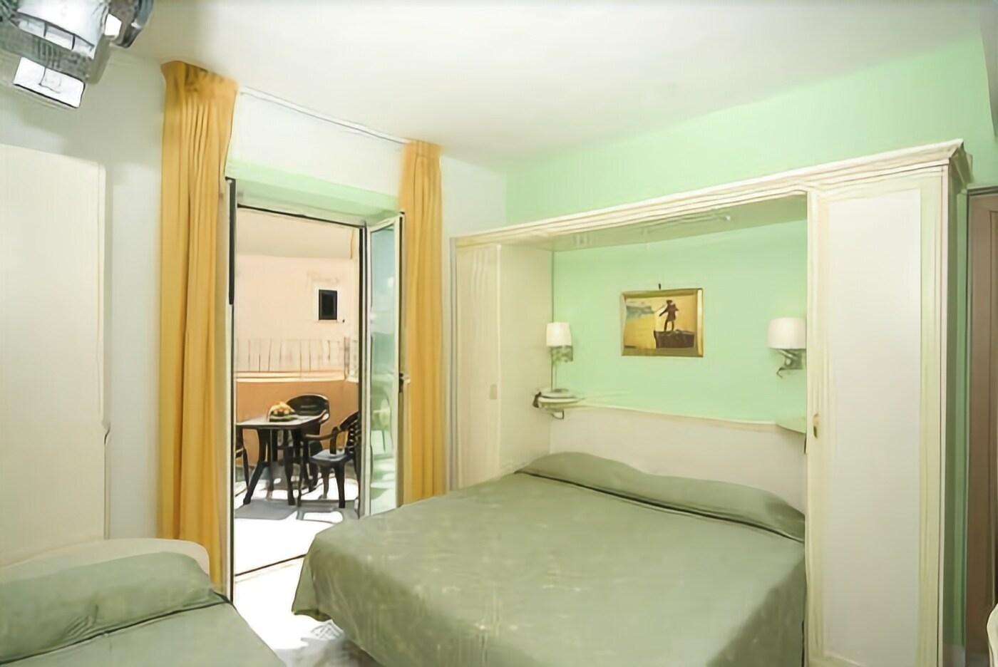 Room, Queen Bed, Balcony