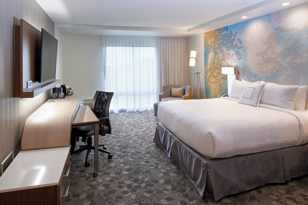 Room, King Bed, Ocean Front, Sofa, Accessible