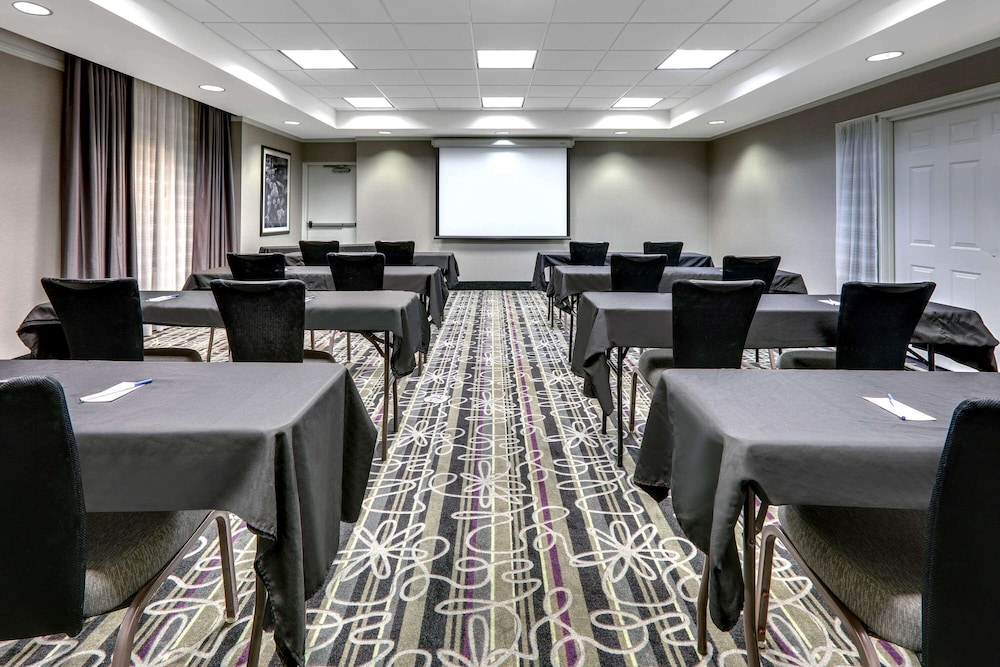 La Quinta Inn Suites Dallas North Central 40/48