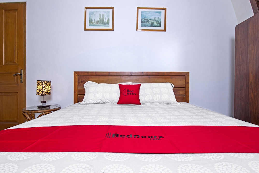 Reddoorz Plus Near Parahyangan University 4/25
