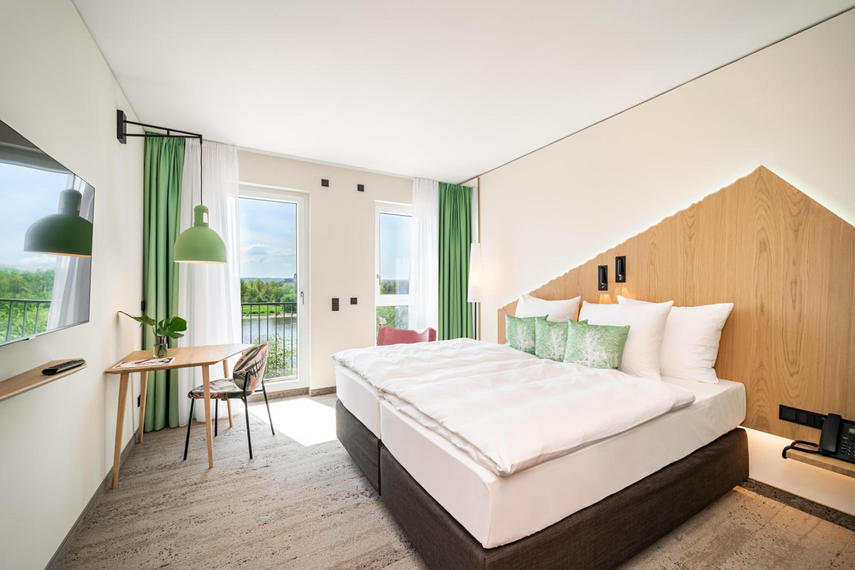 SUPERIOR, DOUBLE OR TWIN BED