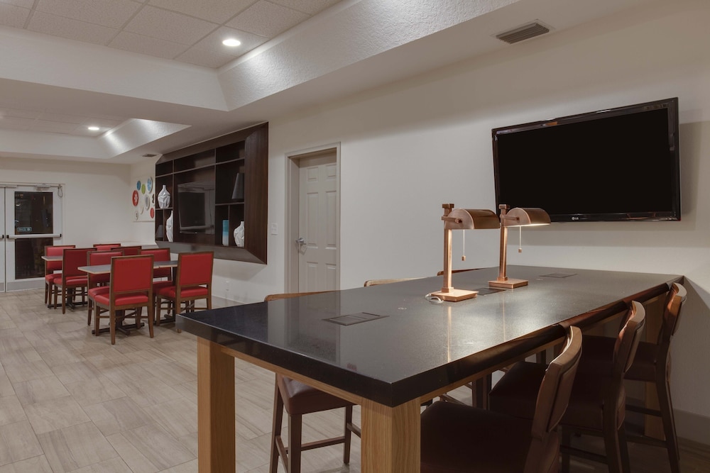 Holiday Inn Express And Suites Orlando International Airport 42/62