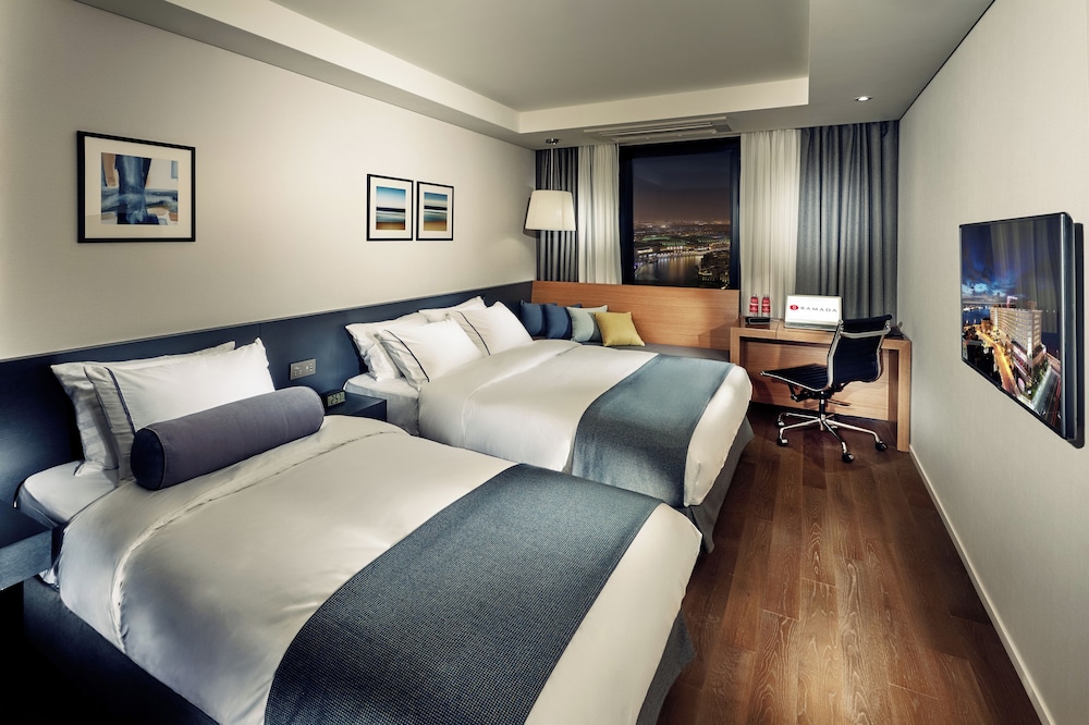 DELUXE, 1 DOUBLE AND 1 SINGLE BED