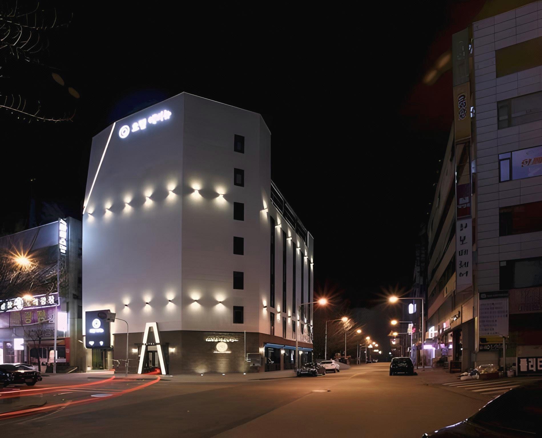 Avenue Nine Hotel 14/36