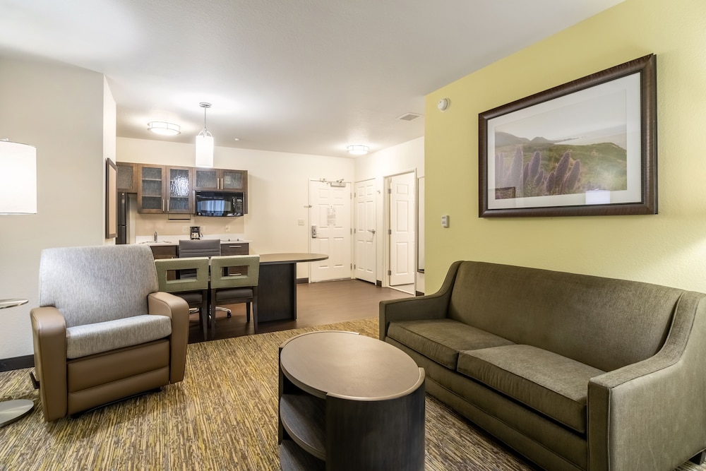 Candlewood Suites 28/48