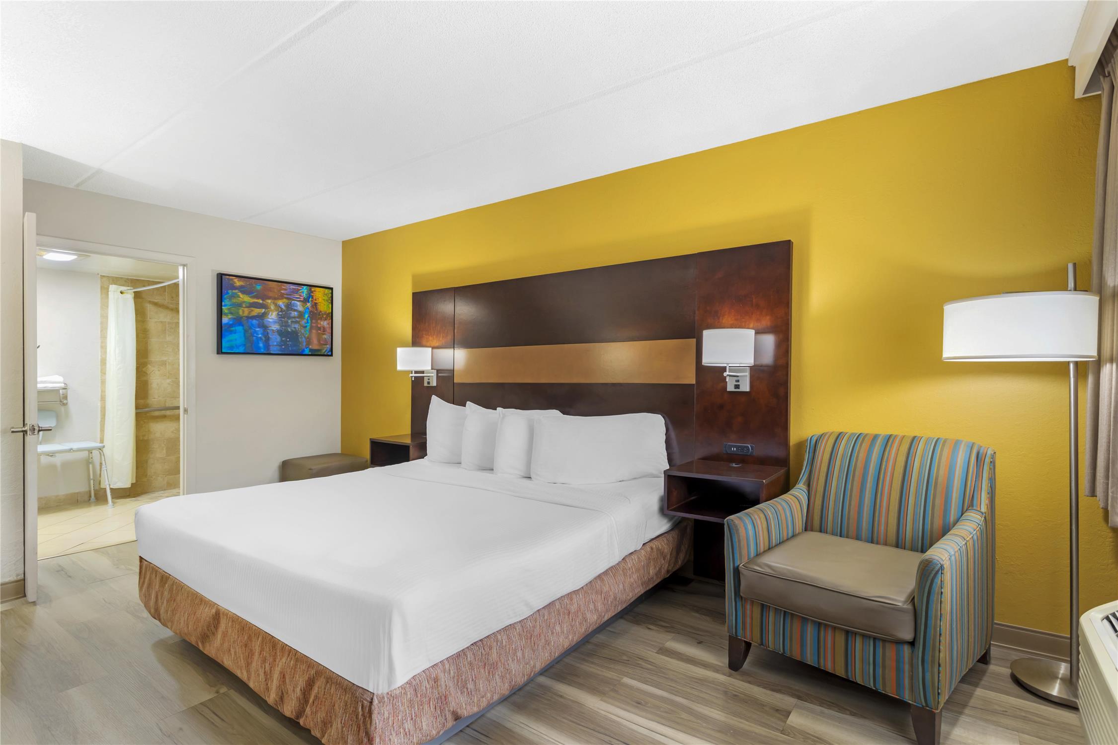 غرفة بسرير كينج للمدخنين لذوي الإعاقة، Best Western Inn of Palatka 4/8
