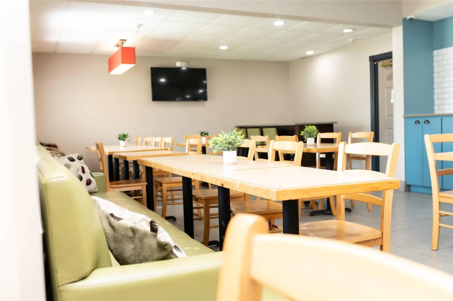Country Inn and Suites by Radisson Prairie du Chien 24/36