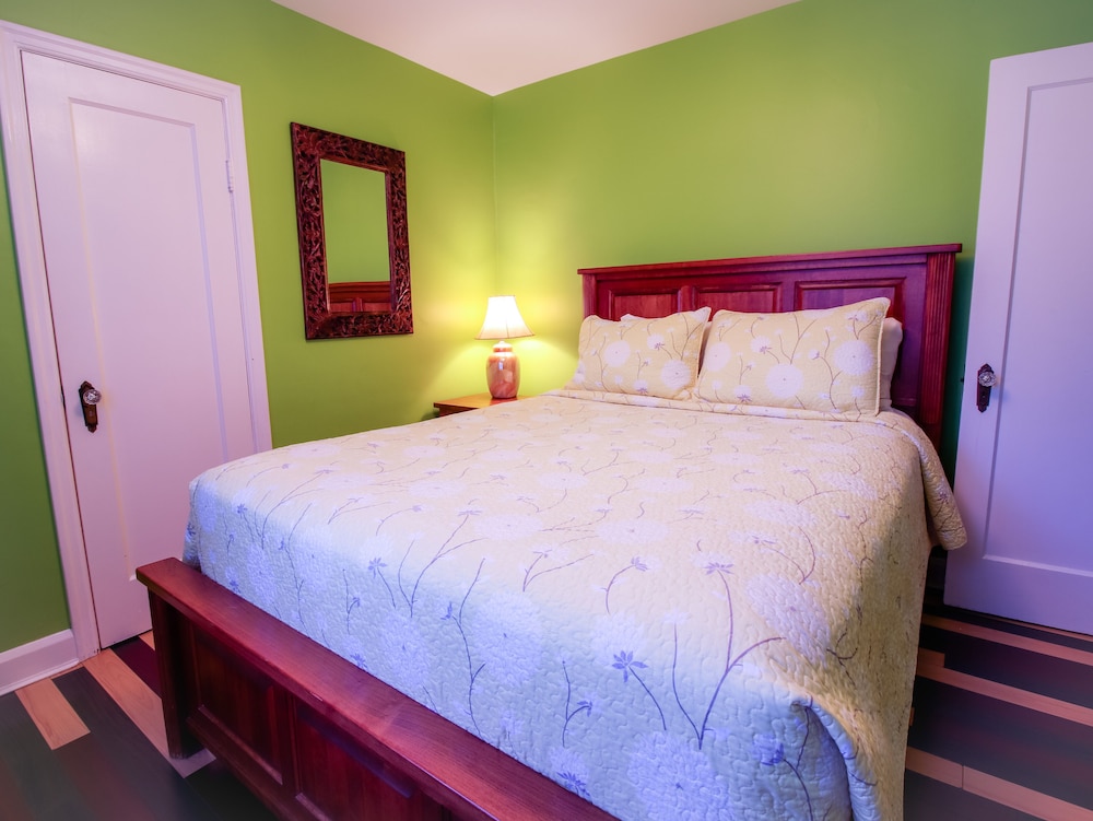 James Bay Inn Hotel Suites Cottage 21/74
