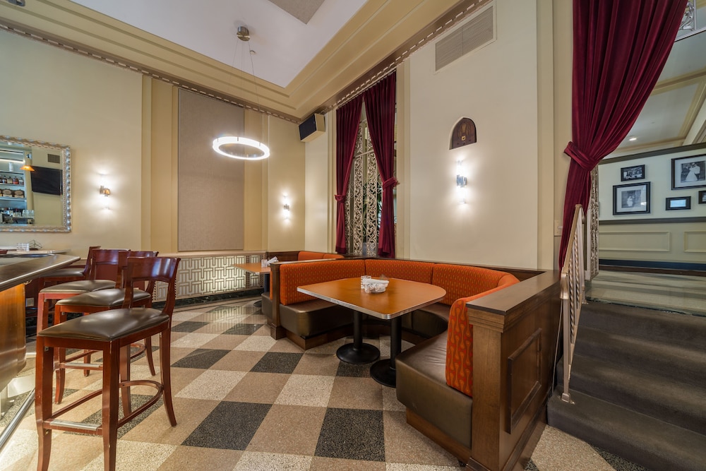 Ambassador Hotel Milwaukee, Trademark Collection by Wyndham 48/67