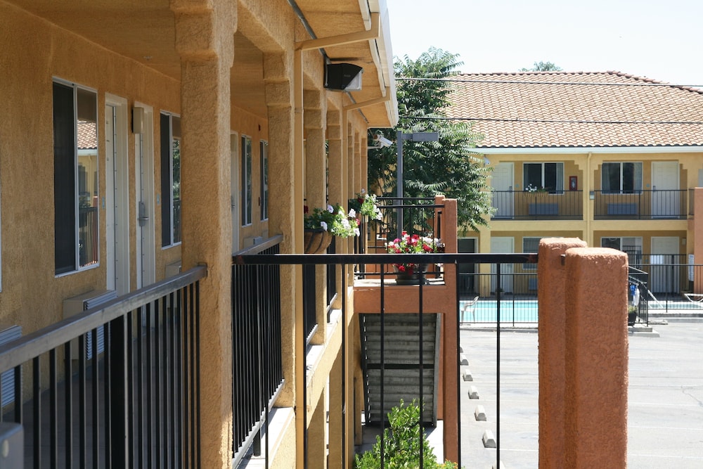 Econo Lodge Inn & Suites Lodi 11/28