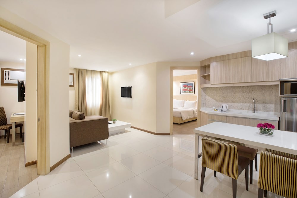 Golden Prince Hotel And Suites 49/50
