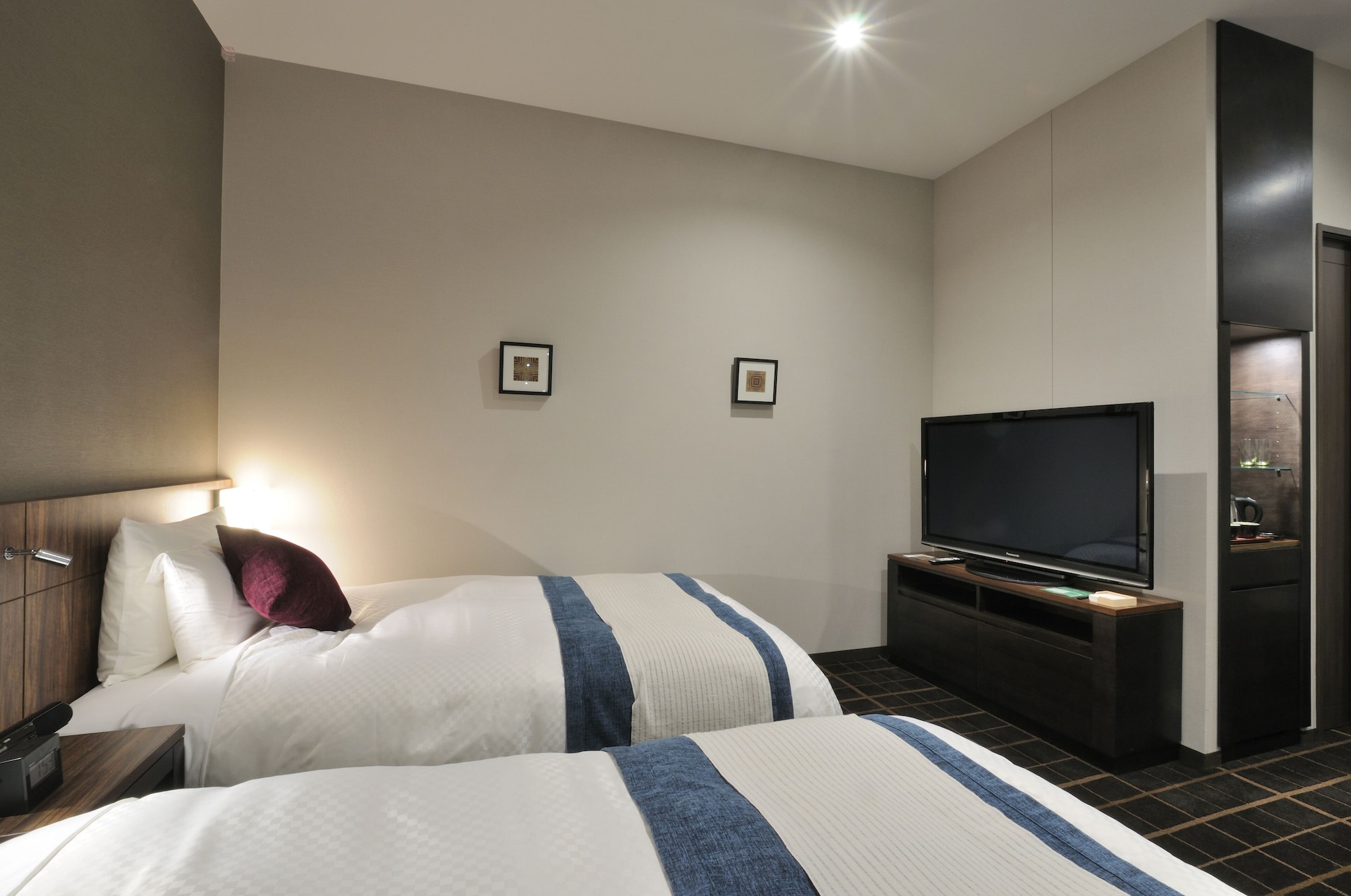 DELUXE, SINGLE, TWIN BEDS