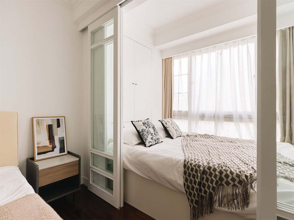 4 Bedrooms, Senior, Apartment, Futon Bed, 2 Queen Beds, City View, Bathtub، Book and Bed-People's Square 4/10