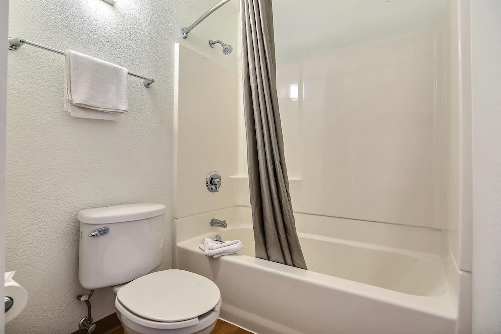 Motel6 Oakland, CA - Embarcadero 43/48