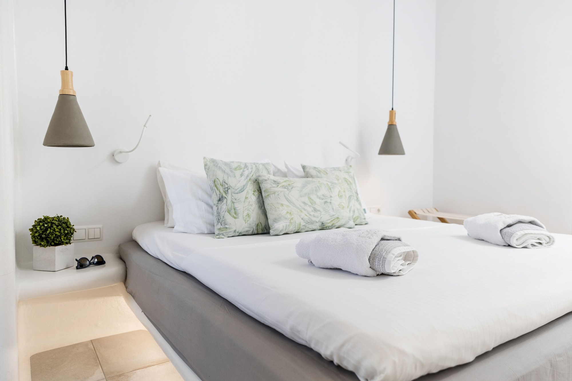 ROOM, DOUBLE BED