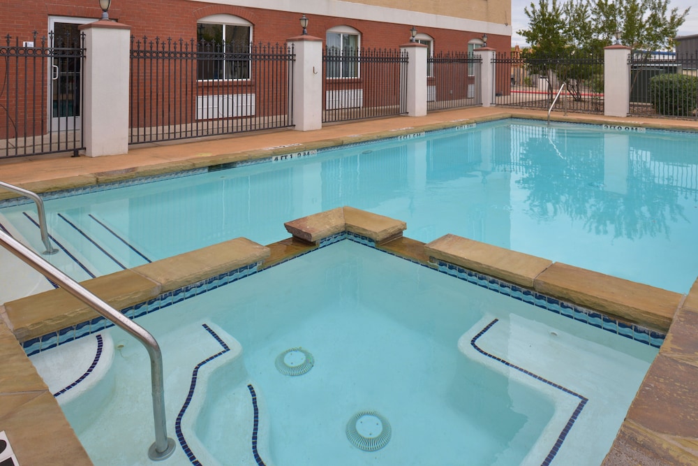 Holiday Inn Express & Suites Royse City - Rockwall, an IHG Hotel 8/70