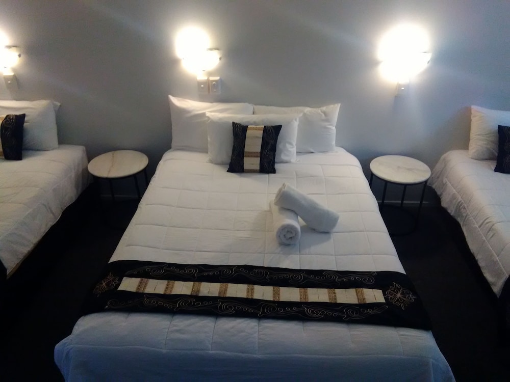 FORSTER PALMS MOTEL 32/50