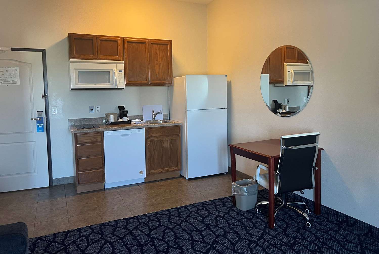 Days Inn & Suites by Wyndham Columbus NE 16/20