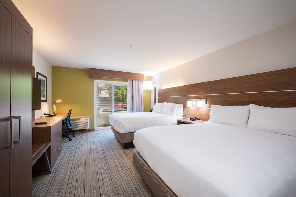 Standard, 2 Queen Beds, Extra Floor Space, Balcony