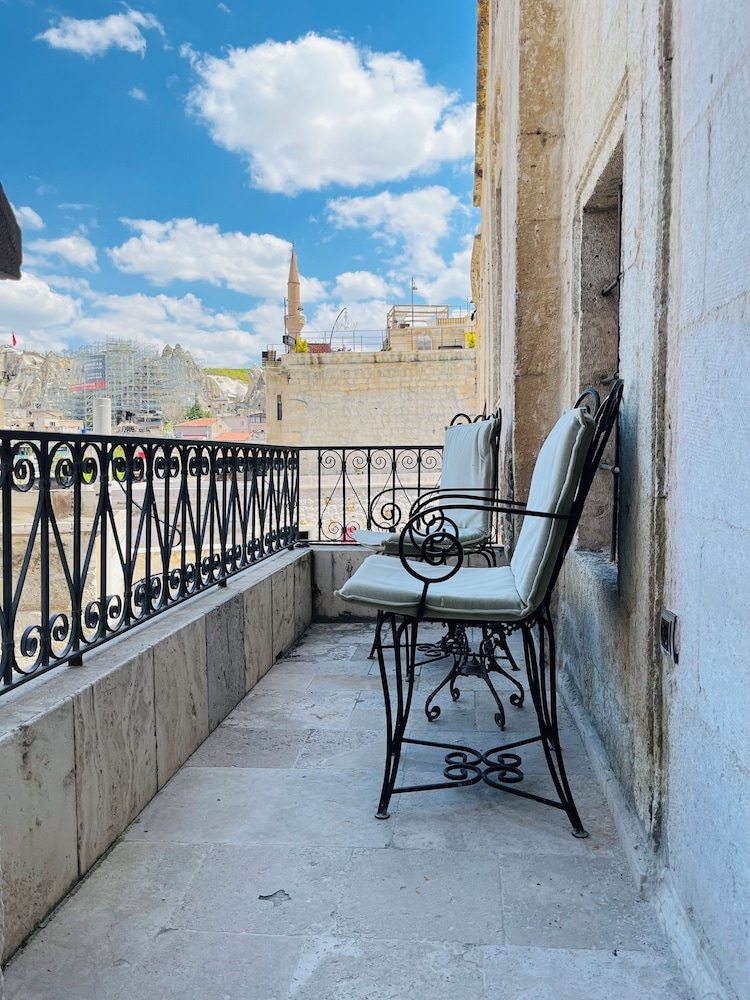 Caftan Cave Suites 28/49