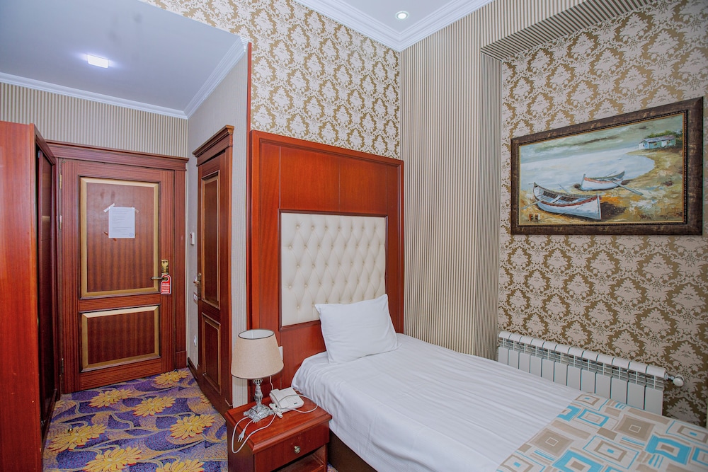 Clover Hotel Baku 25/50