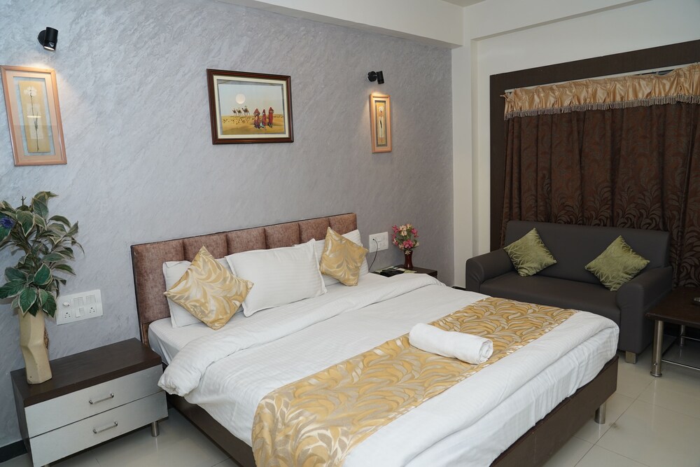 OYO Premium Paldi Cross Road 15/75