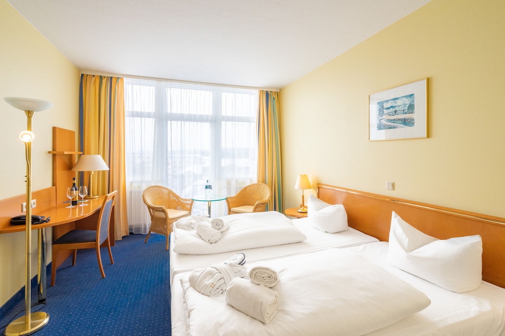 Comfort, Queen Bed, Land View, City View