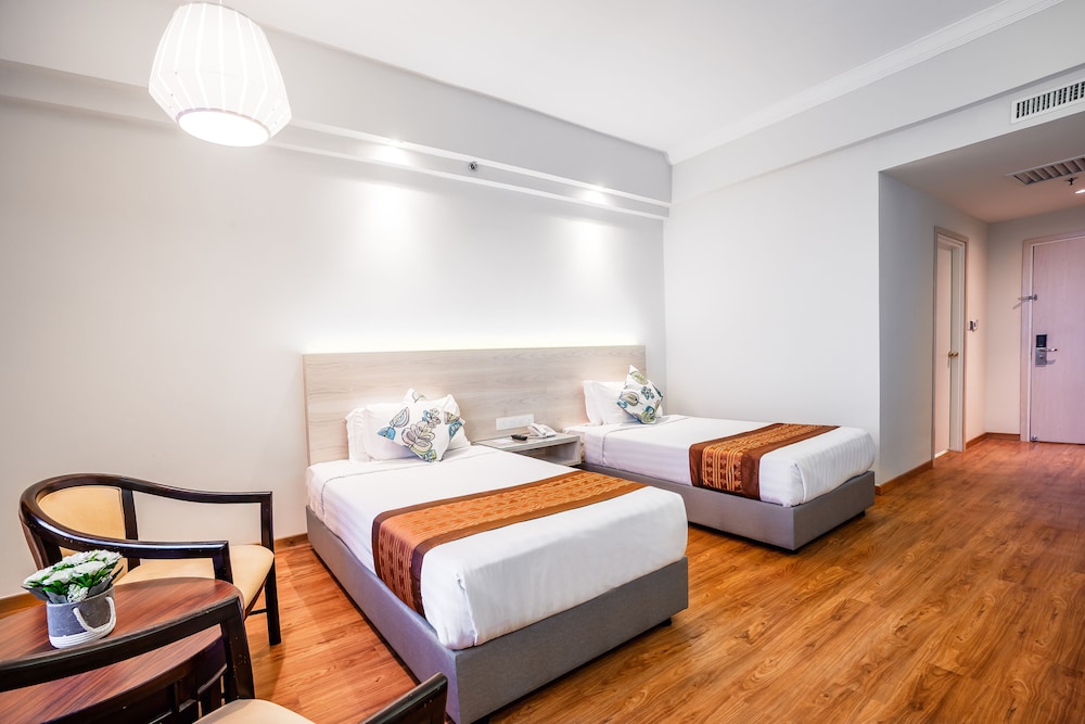 CRYSTAL CROWN HOTEL 14/62