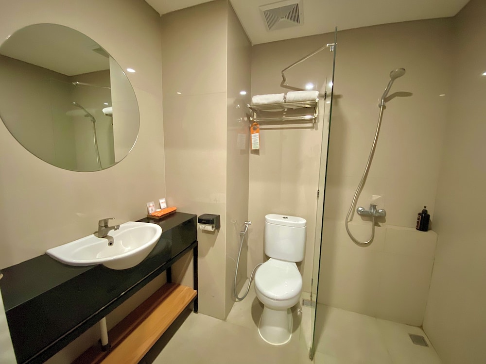 Front One Hotel Gombong 41/48