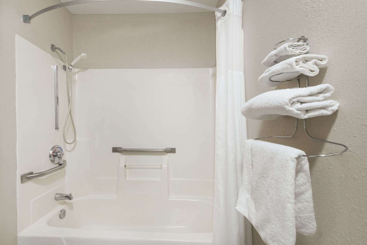 Days Inn By Wyndham Muncie -Ball State University 15/15