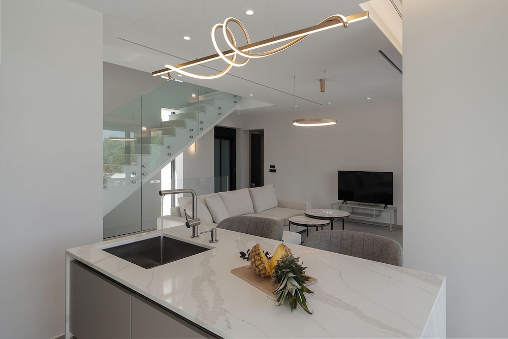 Kymothoe Elite Suites 82/97