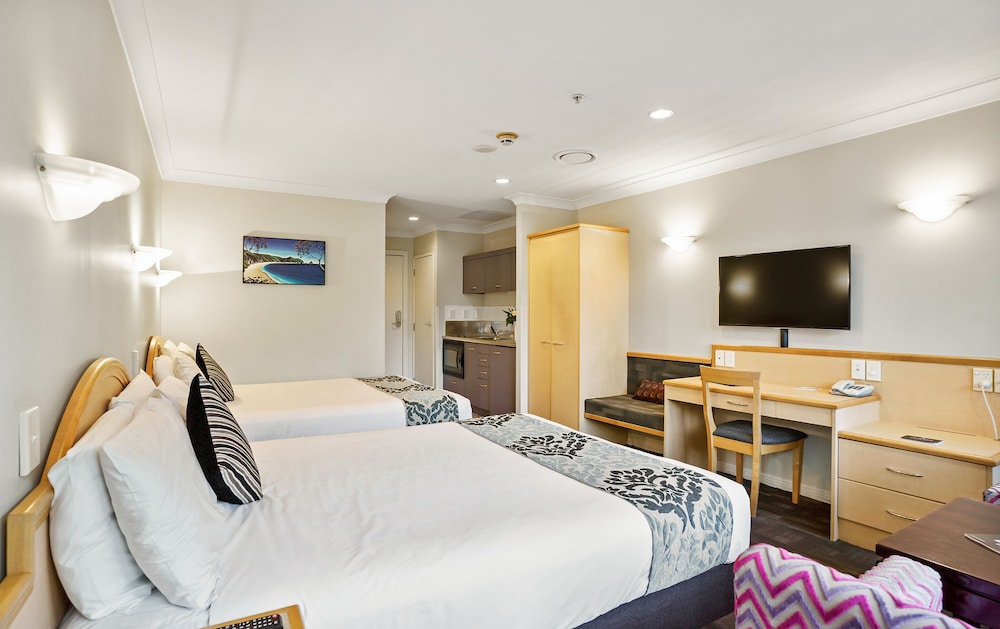 Parkside Hotel and Apartments 32/74