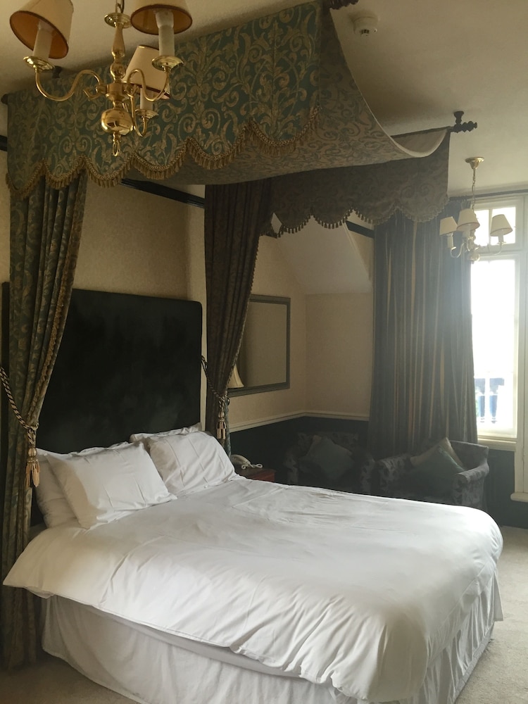 Regency Hotel 17/50