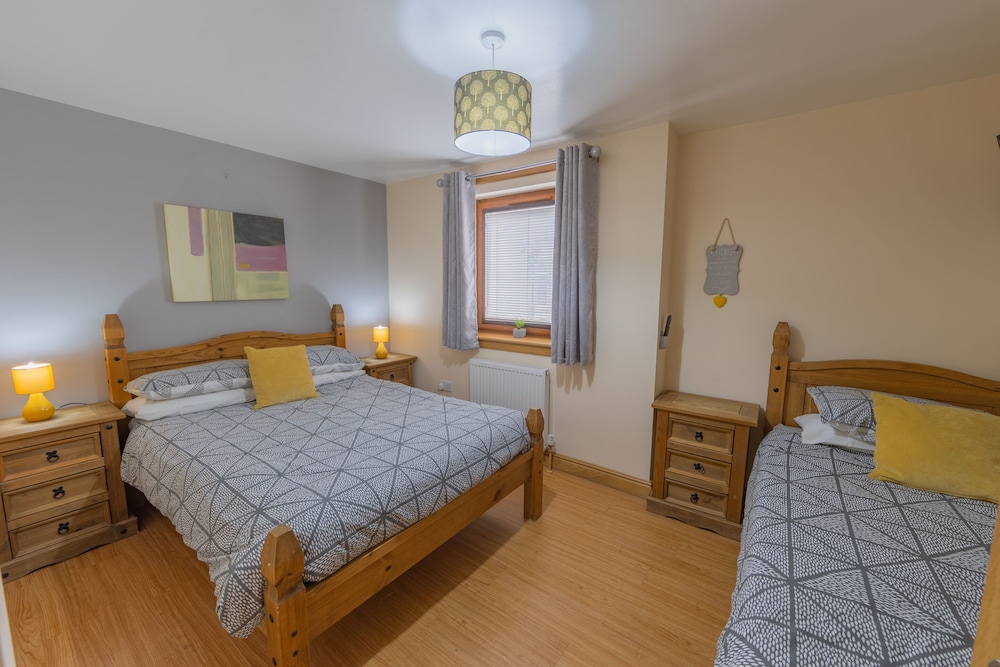 Deluxe, Apartment, Twin Beds, 1 Double and 1 Single Bed, Private Bathroom